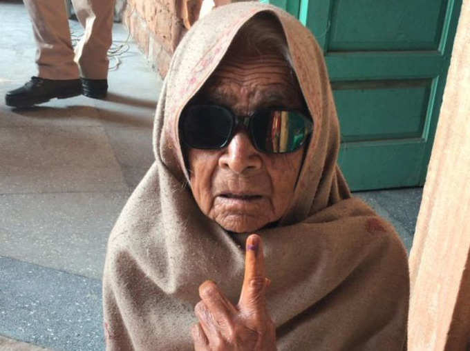 राजस्थान के जोधपुर जिले की सरदारपुरा सीट पर एक 80 वर्षीय महिला ने वोट डालकर मिसाल कायम की और नई पीढ़ी के सामने लोकतंत्र में भरोसा दिखाया।