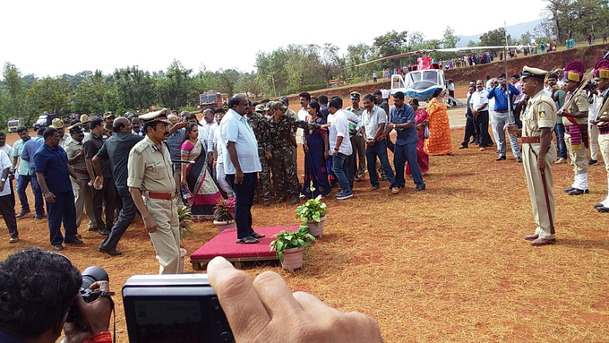 ಪೊಲೀಸರಿಂದ ಧ್ವಜ ವಂದನೆ ಸ್ವೀಕರಿಸಿದ ಸಿಎಂ