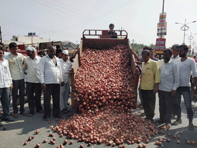 भाव घसरल्याने शेतकऱ्याने कांदे रस्त्यावर फेकले