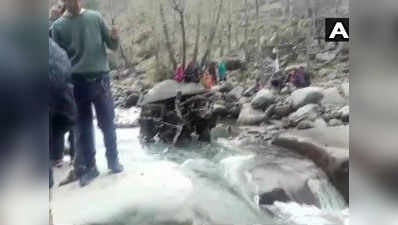 जम्मू-कश्मीर: बेकाबू होकर बस गहरी खाई में गिरी, 13 की मौत