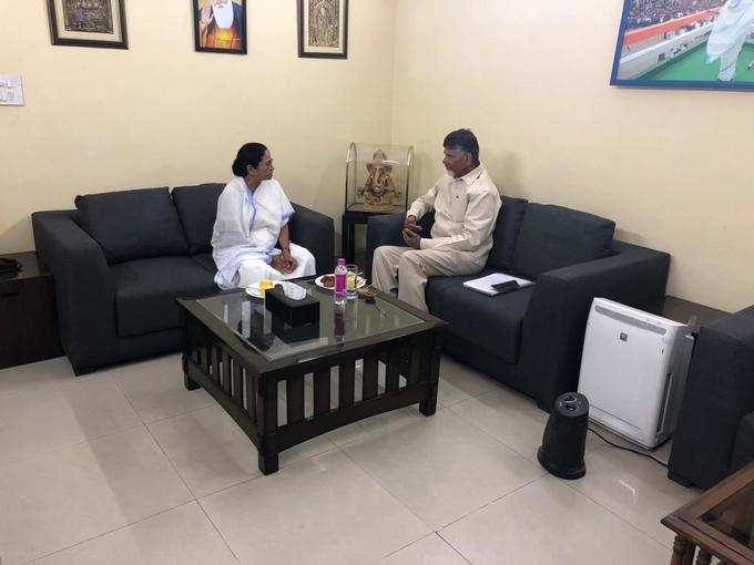 आंध्र प्रदेश के मुख्यमंत्री चंद्रबाबू नायडू से मिलीं ममता बनर्जी