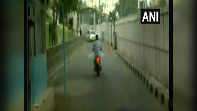 हैदराबादः बाइक पर सवार होकर KCR से मिलने पहुंचे ओवैसी