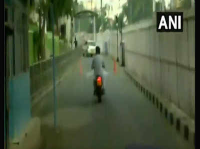 हैदराबादः बाइक पर सवार होकर KCR से मिलने पहुंचे ओवैसी