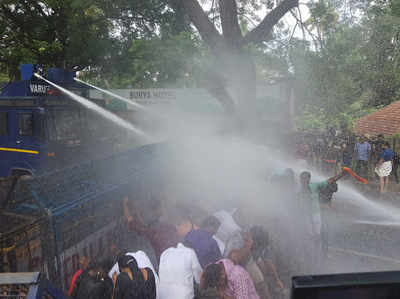 सबरीमाला विवाद: बीजेपी का सचिवालय मार्च हुआ हिंसक, पुलिस पर पथराव