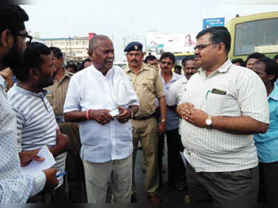 ಬಸ್‌ನಿಲ್ದಾಣಕ್ಕೆ ಸಾರಿಗೆ ಸಚಿವ ತಮ್ಮಣ್ಣ ಭೇಟಿ