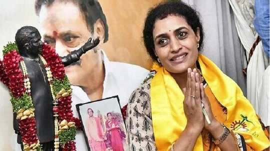 TRS Suhasini trailing behind TRS: కూకట్‌పల్లిలో సుహాసిని వెనుకంజ, కారు జోరు 