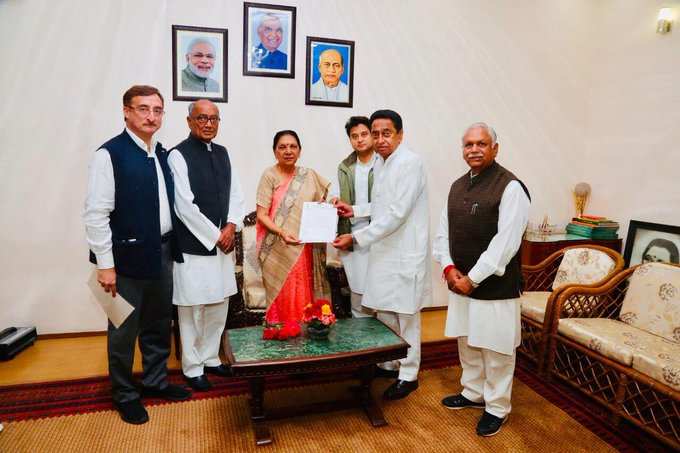 मध्य प्रदेशः कांग्रेस के प्रतिनिधियों ने राज्यपाल आनंदीबेन पटेल से मिलकर सरकार बनाने का दावा पेश किया।