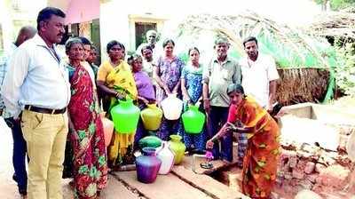 ನೀರಿಲ್ಲದ ಕೊಳಾಯಿಗೆ ಪೂಜೆ ಮಾಡಿ ನೀರಿಗಾಗಿ ಪ್ರತಿಭಟನೆ