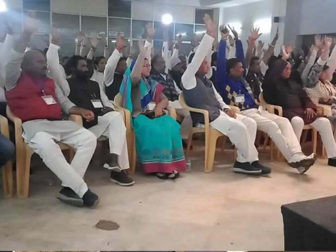 भोपाल में कांग्रेस विधायक दल की बैठक में विधायकों ने हाथ उठाकर किया कमलनाथ के नाम का समर्थन।