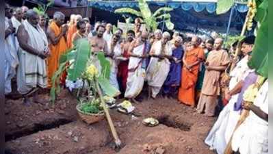 ಸ್ಥಿರ, ಚರ ಪ್ರತಿಮೆಗಳಲ್ಲಿ ದೇವರನ್ನು ಕಾಣಲು ಯತ್ನಿಸಿ: ಅದಮಾರುಶ್ರೀ