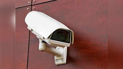 गली में CCTV लगाने के पीछे हुई ठांय-ठांय, दरवाजे पर गोलियां चला भागे बदमाश