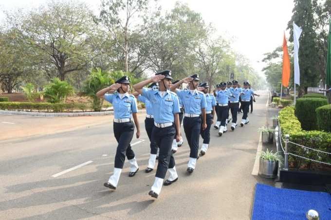 దుండిగ‌ల్‌లో వైమానిక విన్యాసాలు అదుర్స్..