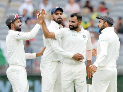 India vs Australia Test Score: ऑस्ट्रेलिया की बढ़त 175 रन, उस्मान ख्वाजा जमे