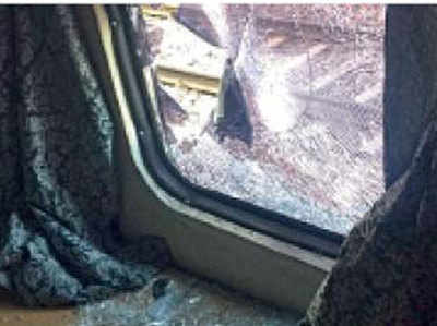 देरी से चल रही ट्रेन, गुस्से में यात्रियों ने बरसाए पत्थर?