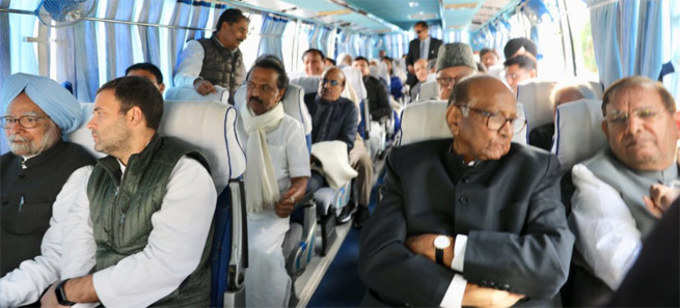 बस में दिग्गजों के साथ राहुल गांधी