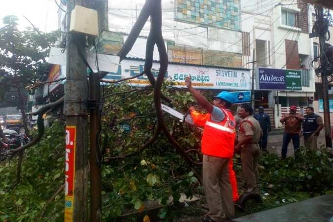 ఏపీపై పెథాయ్ తుఫాన్ పంజా