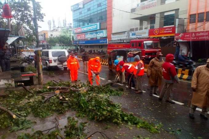 ఏపీపై పెథాయ్ తుఫాన్ పంజా