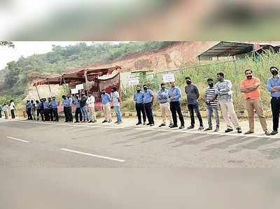 ಕಾರ್ಮಿಕರ ವಜಾ ಖಂಡಿಸಿ ಮೌನ ಪ್ರತಿಭಟನೆ