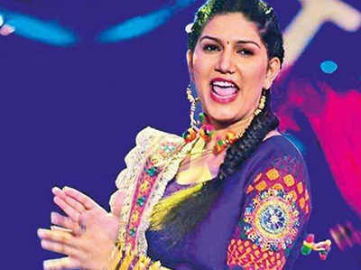 Sapna Choudhary dance: देखें, जब फैन्स की फरमाइश पर सपना चौधरी ने लगाए ठुमके
