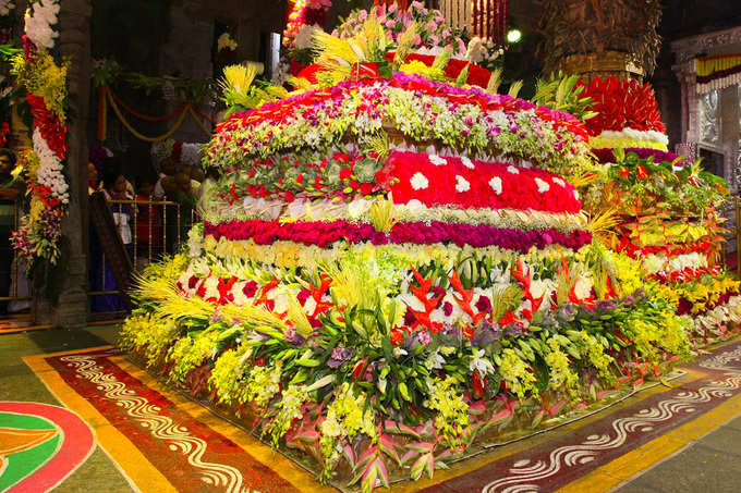 ಹೂಗಳಿಂದ ವಿಶೇಷ ಅಲಂಕಾರ