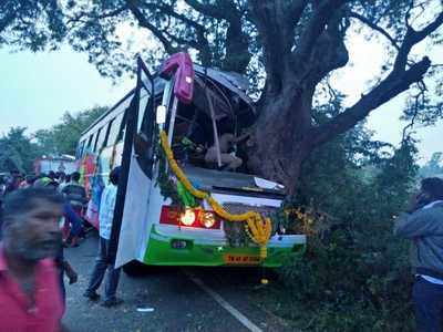 மேல்மருவத்தூர் கோவிலுக்கு 60 பக்தர்களுடன் வந்த பேருந்து புளியமரத்தில் மோதி விபத்து!