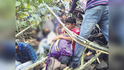 Dang bus accident : डांगमध्ये सहल बस दरीत कोसळली, १० विद्यार्थी ठार