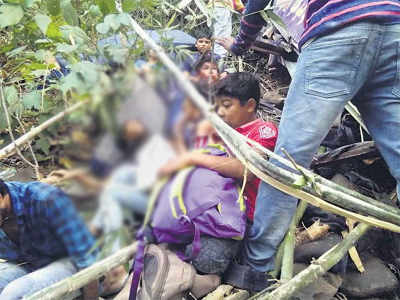 Dang bus accident : डांगमध्ये सहल बस दरीत कोसळली, १० विद्यार्थी ठार