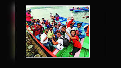 इंजिनियर बने सैंटा, केरल बाढ़ में राहत कार्य में जुटे मछुआरों को गिफ्ट की नावें