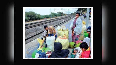 आंध्र प्रदेश की यह ट्रेन बयां कर रही सूखे और कर्ज से जूझते किसानों का दर्द