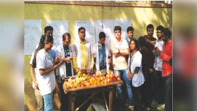 मुंबई में भी डॉक्टरों का फल बेचो आंदोलन शुरू