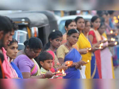 വനിതാമതിലിനെതിരെ വലതുസംഘടനകള്‍ അയ്യപ്പജ്യോതി തെളിച്ചു