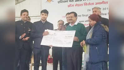 पैरा ऐथलीट अवनील को सीएम केजरीवाल ने सम्मानित किया