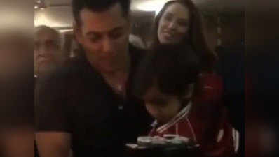 देखिए, भांजे को गोद में लेकर Salman Khan ने काटा अपना बर्थडे केक
