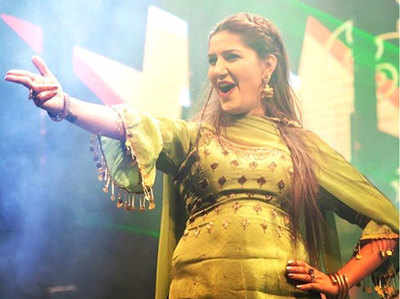 Sapna Choudhary sings Bhojpuri song in Haryanvi tone: जब हरियाणवी डांसर Sapna Choudhary ने गाया खेसारीलाल यादव का भोजपुरी गाना ठीक है