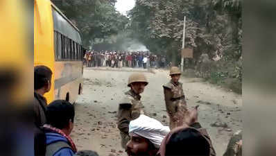 गाजीपुर हिंसा: पथराव में एक पुलिसकर्मी शहीद, 32 के खिलाफ एफआईआर, विपक्ष हमलावर