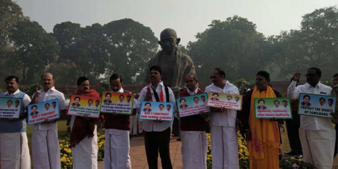 कावेरी नदी पर डैम निर्माण को लेकर AIADMK सांसदों का संसद परिसर में गांधी प्रतिमा के सामने विरोध प्रदर्शन।