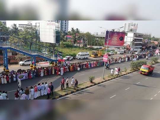 നവോത്ഥാന മൂല്യങ്ങൾ ഓർമ്മപ്പെടുത്തി വനിതാ മതിൽ; ചിത്രങ്ങൾ കാണാം 