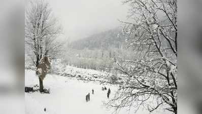 हिमाचल और जम्‍मू-कश्‍मीर में पहाड़ों पर जबरदस्‍त बर्फबारी, सैलानी खुश