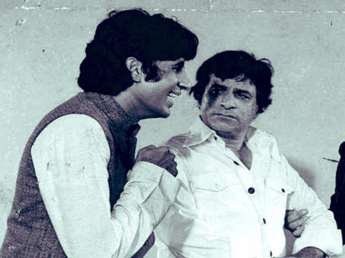 अमिताभ बच्चन के साथ कादर खान (फोटो साभार: Film History Pics)