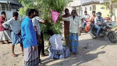 4 ஆண்டுகளாக சாலைகளை சீரமைக்காததைக் கண்டித்து மரங்களை நடும் போராட்டம்!