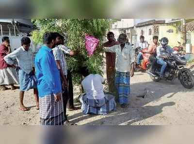 4 ஆண்டுகளாக சாலைகளை சீரமைக்காததைக் கண்டித்து மரங்களை நடும் போராட்டம்!