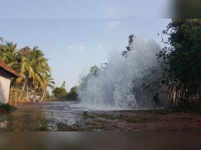 ​காவிாி கூட்டுக்குடி நீா் குழாய் உடைந்ததால் அருவி போல் கொட்டிய நீா்