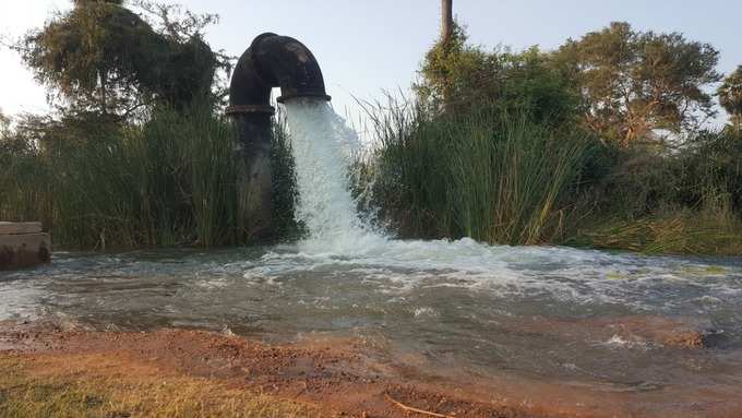 கூட்டுக்குடிநீா் குழாயில் ஏற்பட்ட சேதம்