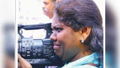 सबरीमाला: लात मारी, कैमरा छीना...फिर भी ड्यूटी करती रहीं विडियो जर्नलिस्ट शाजिला