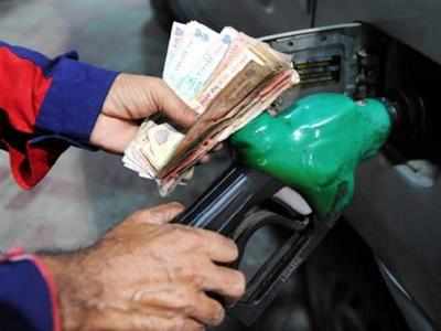 Petrol Price in Kerala: രാജ്യത്ത് ഇന്ധനവിലയിൽ ഇന്നും ഇടിവ്