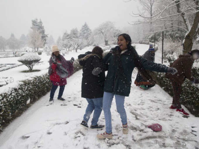 श्रीनगर में भी हुई बर्फबारी के बाद स्वर्ग जैसा नजारा 