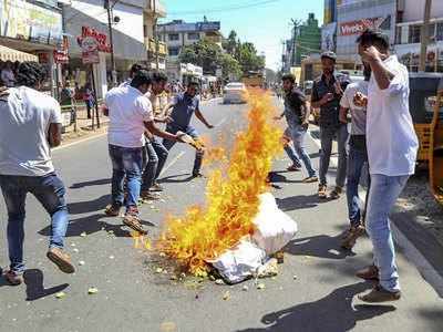 ಶಬರಿಮಲೆ ವಿವಾದ: ಕೇರಳದಲ್ಲಿ ಭುಗಿಲೆದ್ದ ರಾಜಕೀಯ ಹಿಂಸಾಚಾರ, ಕಣ್ಣೂರು ಉದ್ವಿಗ್ನ