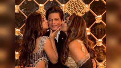 शाहरुख खान को इन दो स्पेशल लेडीज ने किया किस, खास तस्वीर