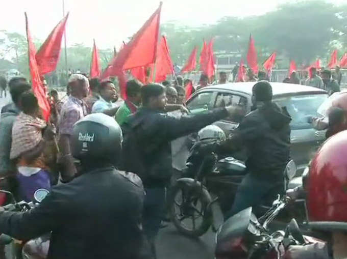 ओडिशा में प्रदर्शन करते हड़ताल समर्थक