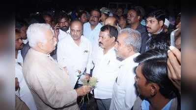 ಮೊಬೈಲ್‌ ಬೆಳಕಲ್ಲಿ ಬರ ಪರಿಶೀಲನೆ!